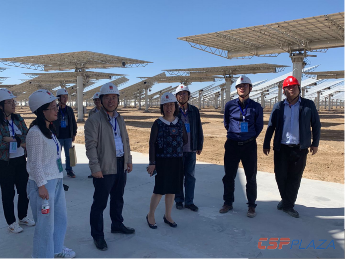 代表參觀魯能海西州多能互補集成優化示范工程.png