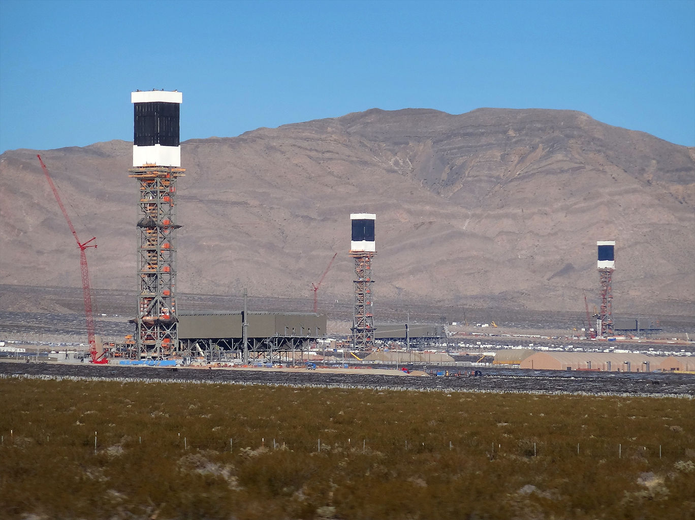 1368px-Ivanpah_Solar_Power_Facility_(2).jpg